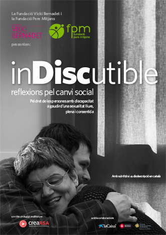 Cartell on es veuen dos persones amb discapacitat afectuosament abraçades.